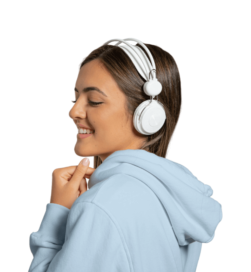 Vrouw die met draadloze koptelefoon naar muziek luistert